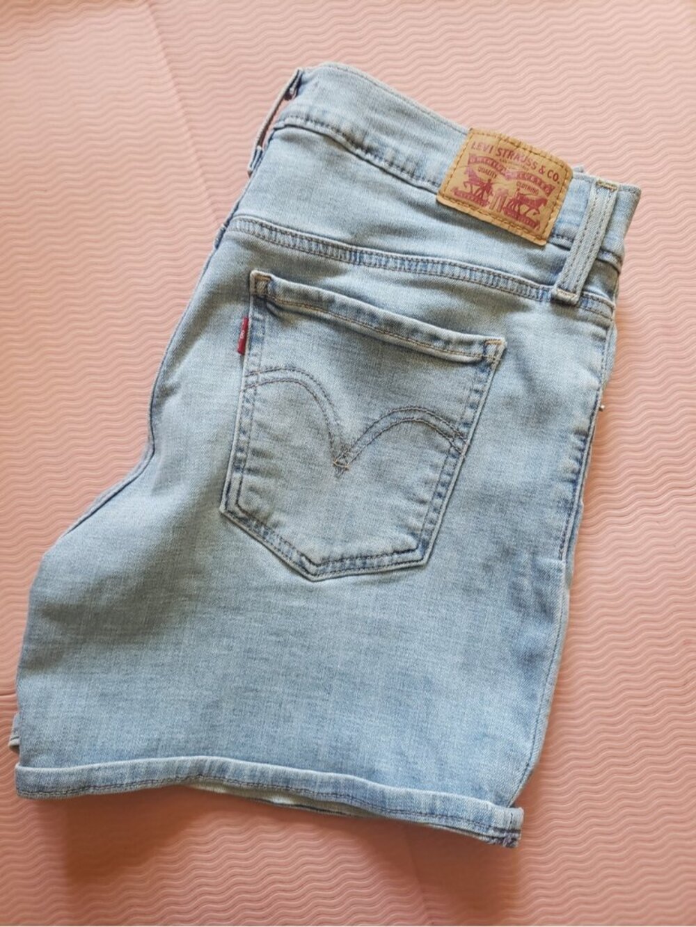 Levi's Women's Mid-Length Denim Shorts Light Wash Size 30 Classic Casual Summer - Picture 1 of 16